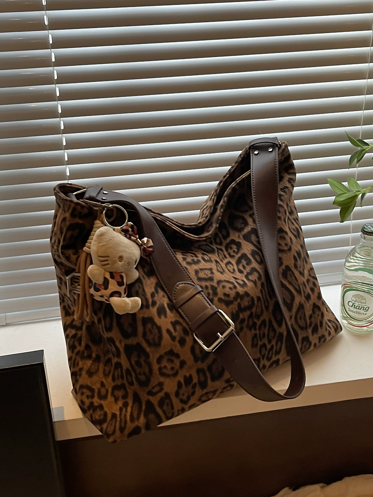 Versatile crossbody bag commuter shoulder bucket bag - Image 4