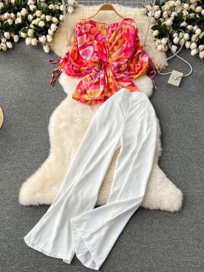 High-waisted wide-leg pants and fashionable two-piece suit