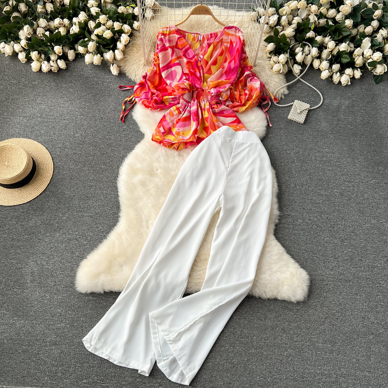 High-waisted wide-leg pants and fashionable two-piece suit