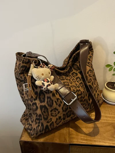 Versatile crossbody bag commuter shoulder bucket bag