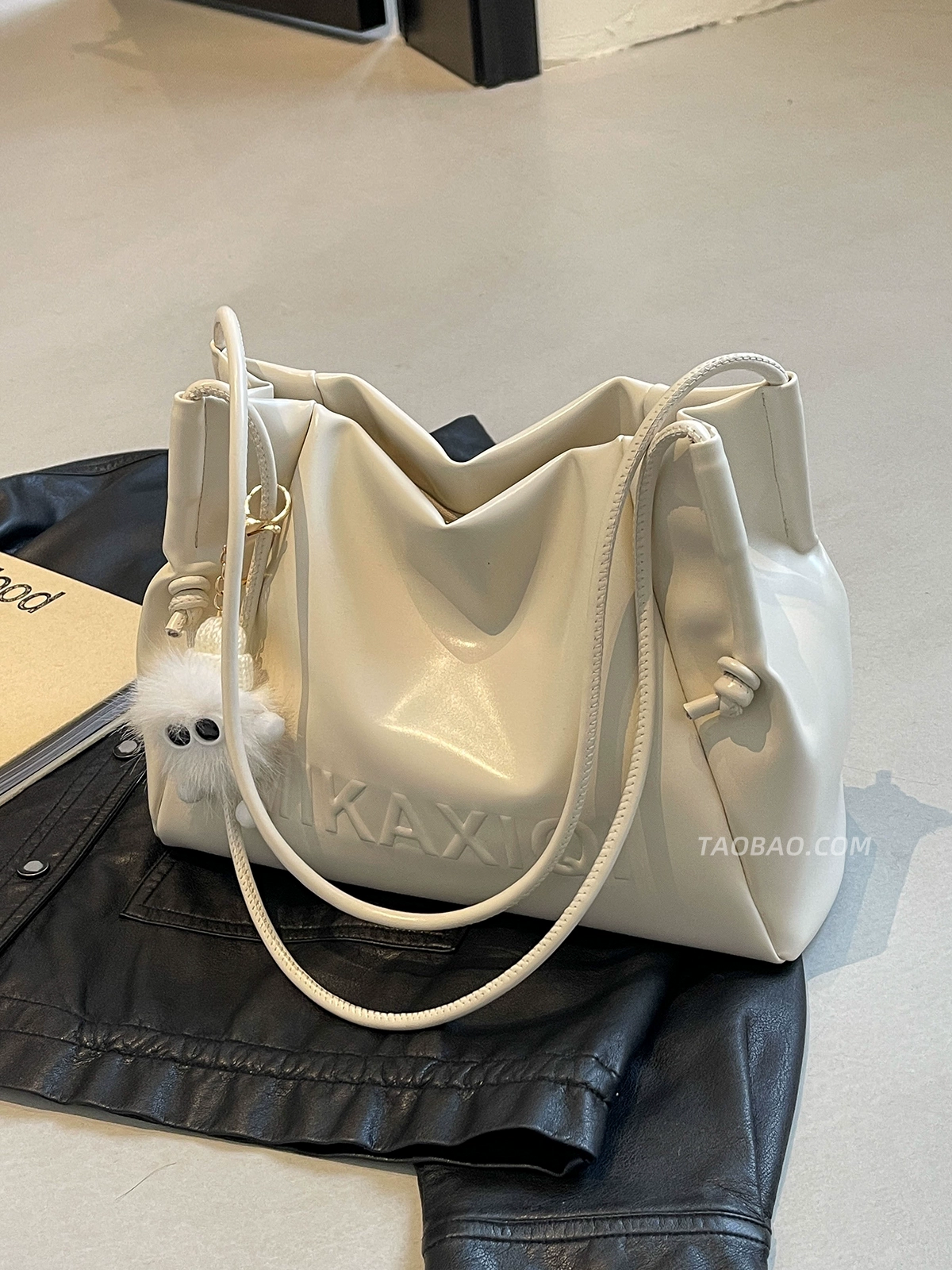 Casual versatile shoulder bag