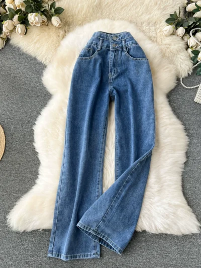 High-waisted jeans