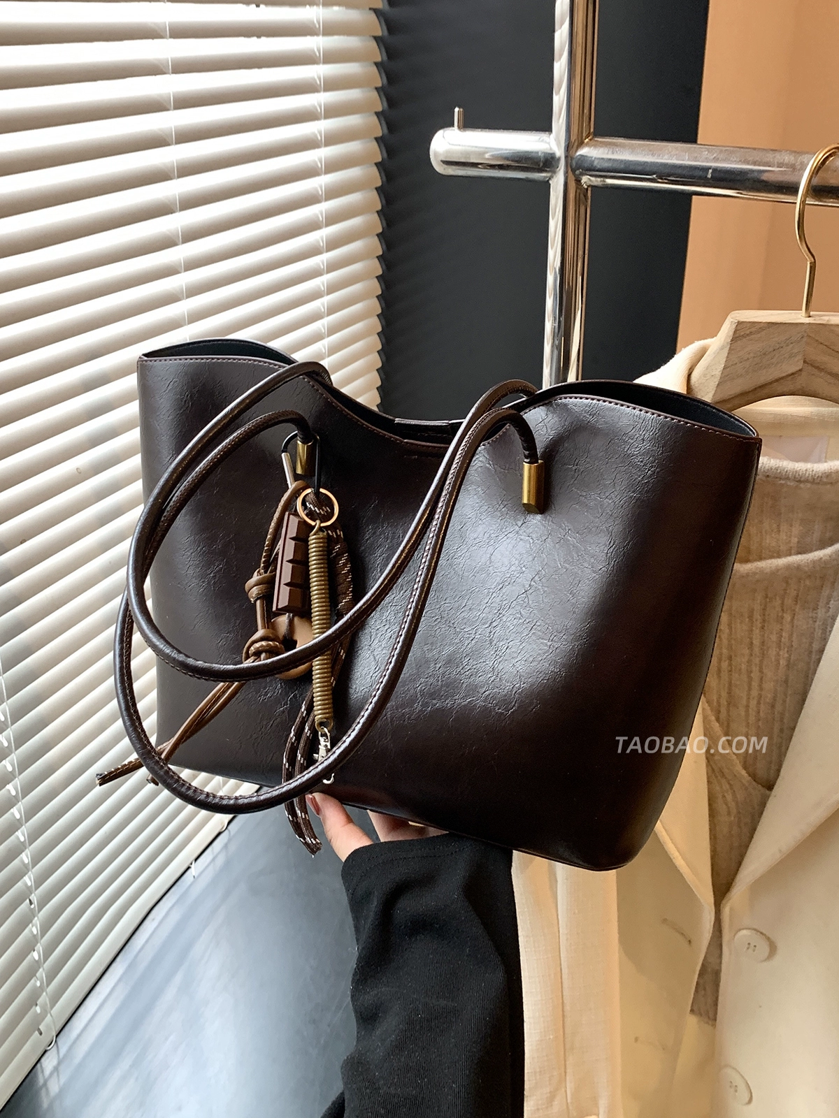 High-end oil wax leather large-capacity bag - Image 3