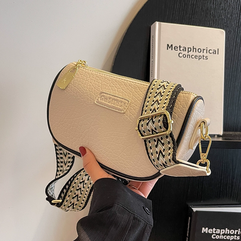 Wide shoulder strap crossbody bag - Image 4