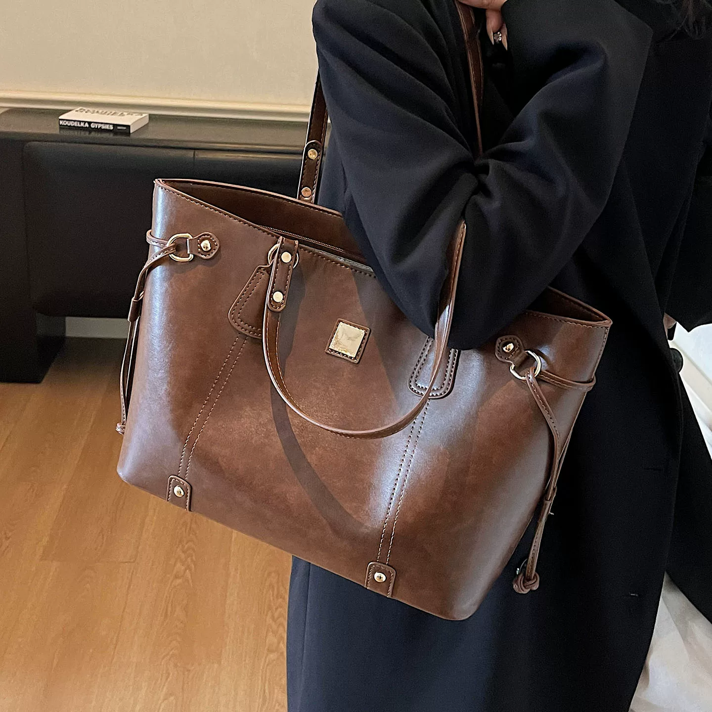 O1CN01qnyr361yQ22GXZuJN_!!401746572.jpg_ Stylish and trendy tote bag for commuting, fashionable and trendy, versatile and sophisticated, niche design, retro women's shoulder bag - Image 1